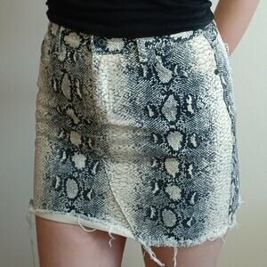 Black and white‎ snakeskin print mini skirt